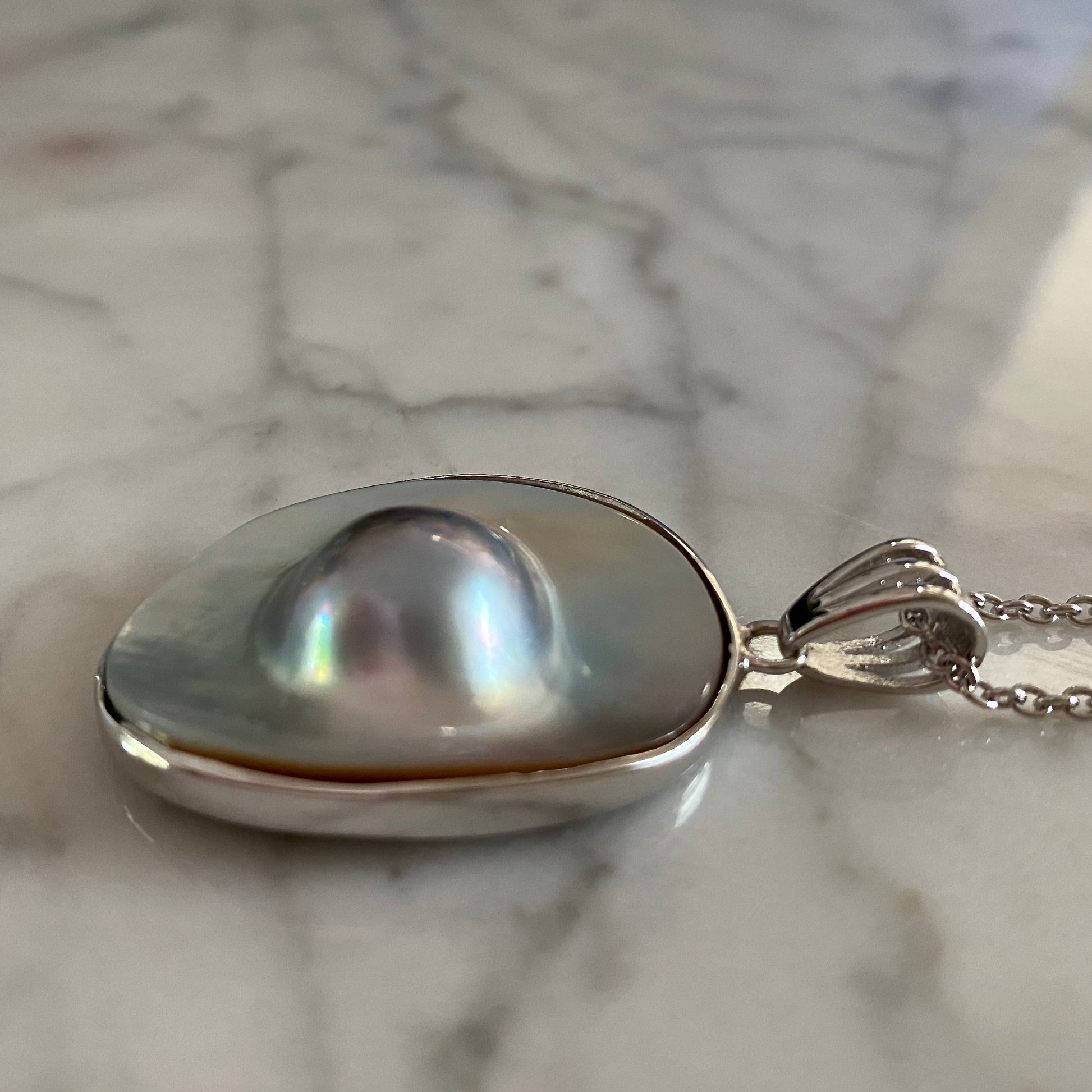 Side view Mabe blister pearl pendant / Arpaia