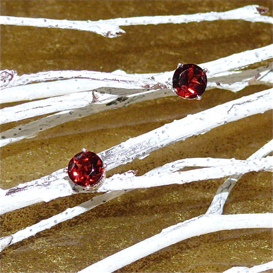 Arpaia Lang 14kt Yellow Gold Art Deco Design Stud Earrings with 6mm Full-Cut Round Fine Gem Quality Natural Red Almandine Garnet Gemstones