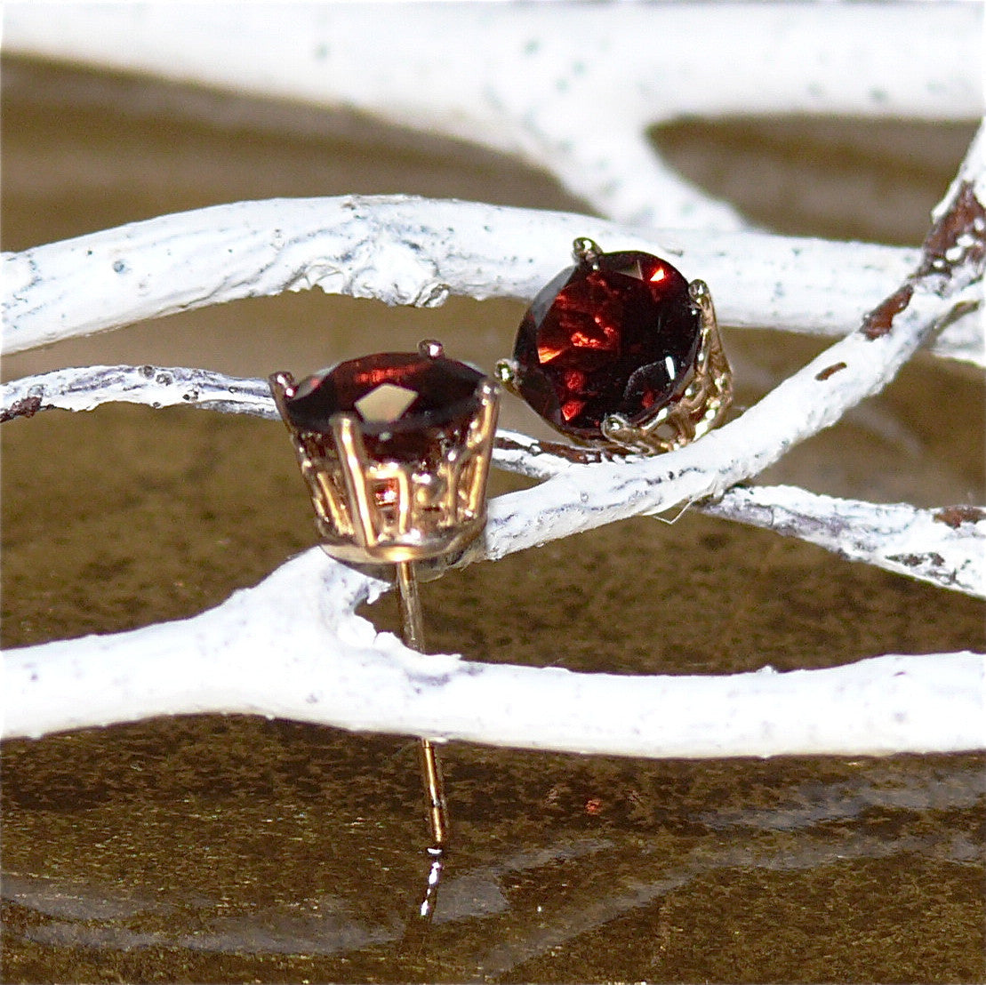 Arpaia Lang 14kt Yellow Gold Art Deco Design Stud Earrings with 6mm Full-Cut Round Fine Gem Quality Natural Red Almandine Garnet Gemstones